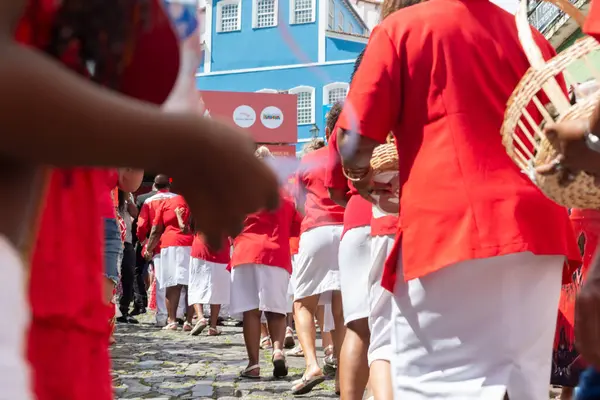 Salvador, Bahia, Brezilya - 4 Aralık 2023: Yüzlerce Katolik, Bahia 'nın Salvador kentinde düzenlenen törende Santa Barbara' ya saygılarını sunarken görüldü..