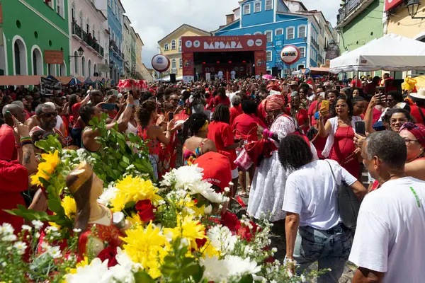 Salvador, Bahia, Brezilya - 4 Aralık 2023: Katolik rahipler ve inananlar Santa Barbara 'nın Salvador, Bahia kentinde bir anma töreninde görüldüler..