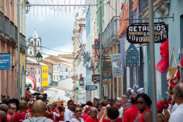 Salvador, Bahia, Brezilya - 4 Aralık 2023: Katolik rahipler ve inananlar Santa Barbara 'nın Salvador, Bahia kentinde bir anma töreninde görüldüler..