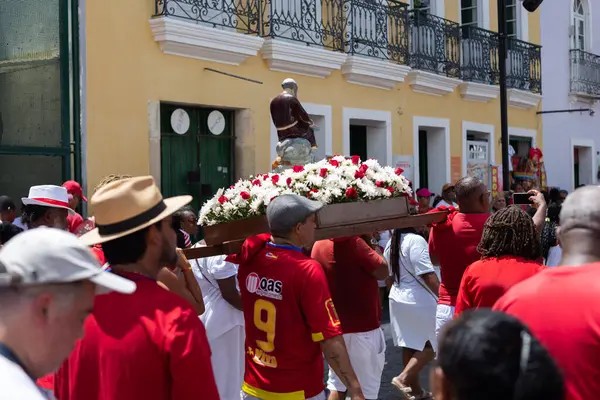 Salvador, Bahia, Brezilya - 4 Aralık 2023: Yüzlerce Katolik, Bahia 'nın Salvador kentinde düzenlenen törende Santa Barbara' ya saygılarını sunarken görüldü..