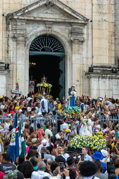 Salvador, Bahia, Brezilya - 08 Aralık 2023: Katolikler, Bahia 'nın Salvador kentindeki Conceicao da Praia Hanımefendisinin anısına düzenlenen açık ayine katıldılar..