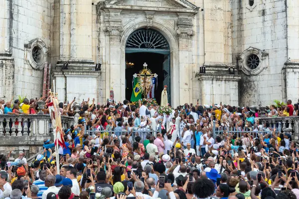 Salvador, Bahia, Brezilya - 08 Aralık 2023: Katolik inananlar, Bahia 'nın Salvador kentinde, Conceicao da Praia leydisinin anısına düzenlenen tören sırasında ve dua ederken görüldü..