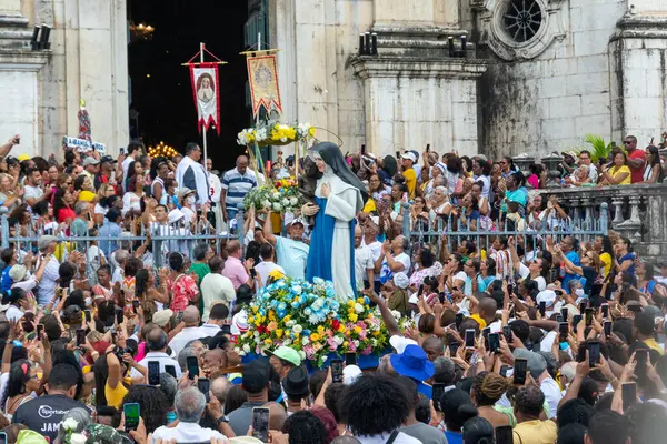 Salvador, Bahia, Brezilya - 08 Aralık 2023: Katolikler, Bahia 'nın Salvador kentindeki Conceicao da Praia Hanımefendisinin anısına düzenlenen açık ayine katıldılar..