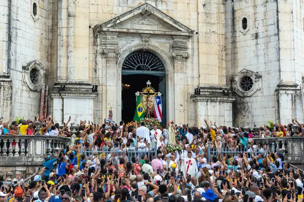 Salvador, Bahia, Brezilya - 08 Aralık 2023: Salvador, Bahia 'da Conceicao da Praia Hanımefendisi onuruna binlerce Katolik açık ayin sırasında dua ederken görülüyor..