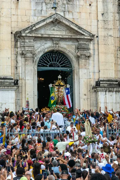 Salvador, Bahia, Brezilya - 08 Aralık 2023: Katolikler, Bahia 'nın Salvador kentindeki Conceicao da Praia Hanımefendisinin anısına düzenlenen açık ayine katıldılar..