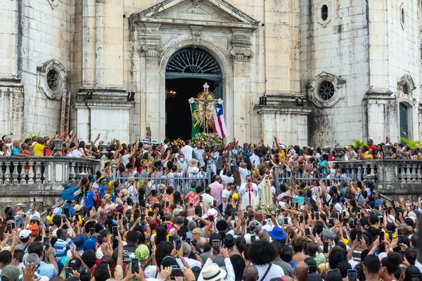 Salvador, Bahia, Brezilya - 08 Aralık 2023: Katolikler, Bahia 'nın Salvador kentinde Conceicao da Praia onuruna düzenlenen törenin ardından görüldü..