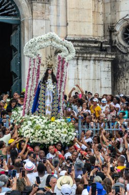 Salvador, Bahia, Brezilya - 08 Aralık 2023: Katolikler, Bahia 'nın Salvador kentinde Conceicao da Praia onuruna düzenlenen törenin ardından görüldü..