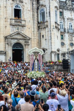 Salvador, Bahia, Brezilya - 08 Aralık 2023: Nossa Senhora da Conceicao da Praia kilisesinin cephesi, Salvador, Bahia 'da bir açık ayin sırasında ibadet edenlerle doludur..