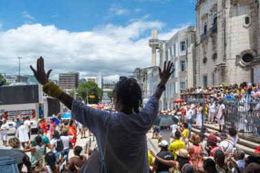 Salvador, Bahia, Brezilya - 08 Aralık 2023: Katolik inananlar, Bahia 'nın Salvador kentinde, Conceicao da Praia leydisinin anısına düzenlenen tören sırasında ve dua ederken görüldü..