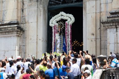 Salvador, Bahia, Brezilya - 08 Aralık 2023: Katolikler, Bahia 'nın Salvador kentinde saygılarını sunarken Conceicao da Praia Hanımefendisinin görüntüsünü taşıyorlar..