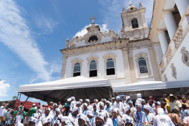 Salvador, Bahia, Brezilya - 13 Aralık 2023: Salvador, Bahia 'daki ayine katılanlar Santa Luzia kilisesinin önünde görüldü.