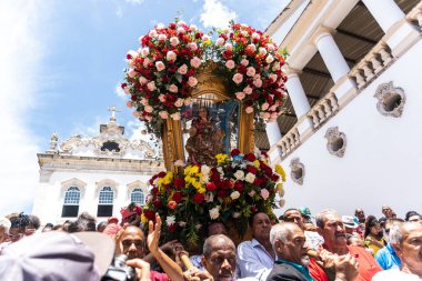 Salvador, Bahia, Brezilya - 13 Aralık 2023: Santa Luzia onuruna düzenlenen geçit törenine Salvador, Bahia 'daki Katolik kilisesinden inançlı ve rahipler eşlik ediyor..