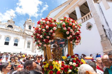 Salvador, Bahia, Brezilya - 13 Aralık 2023: Yüzlerce Katolik, Salvador, Bahia kentindeki Santa Luzia onuruna düzenlenen törene katıldı..