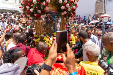 Salvador, Bahia, Brezilya - 13 Aralık 2023: Yüzlerce Katolik, Salvador, Bahia kentindeki Santa Luzia onuruna düzenlenen törene katıldı..