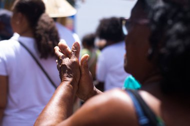 Salvador, Bahia, Brezilya - 13 Aralık 2023: Santa Luzia onuruna düzenlenen geçit törenine Salvador, Bahia 'daki Katolik kilisesinden inançlı ve rahipler eşlik ediyor..