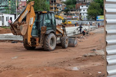 Salvador, Bahia, Brezilya - 25 Ocak 2024: Salvador, Bahia 'daki Vale dos Barris' teki BRT nakliye şantiyesinin görüntüsü.
