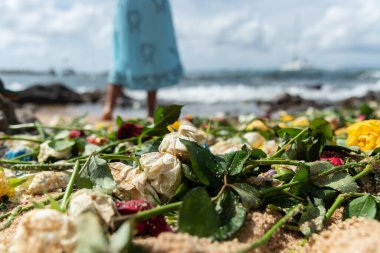 Salvador, Bahia, Brezilya - 2 Şubat 2024: İnsanlar Rio Vermelho sahilindeki Salvador, Bahia kentindeki Iemanja için düzenlenen bir partide saygı duruşunda bulunuyorlar..