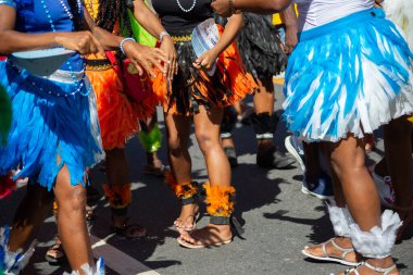 Salvador, Bahia, Brezilya - 3 Şubat 2024: Brezilya 'nın Salvador kentindeki Fuzue karnaval öncesi gösterilerinde yerli gibi giyinmiş insanlar görüldü