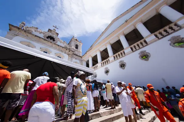 Salvador, Bahia, Brezilya - 13 Aralık 2023: Salvador, Bahia 'daki ayine katılanlar Santa Luzia kilisesinin önünde görüldü.