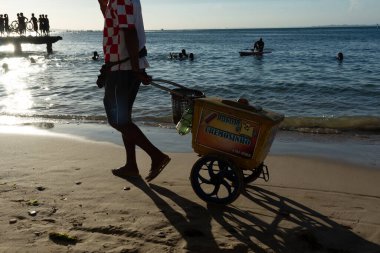 Salvador, Bahia, Brezilya - 09 Mart 2019: Ribeira sahilinde yürürken görüldü..