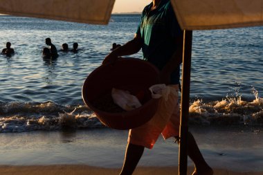 Salvador, Bahia, Brezilya - 09 Mart 2019: Ribeira sahilinde yürürken görüldü..