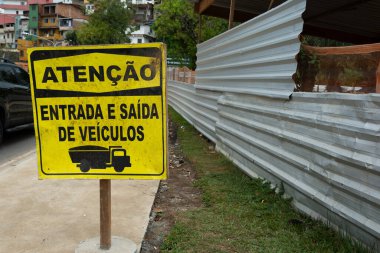 Salvador, Bahia, Brezilya - 25 Ocak 2024: Araçlar için giriş ve çıkış noktası olduğunu bildiren trafik işareti. Bahia, Salvador şehri..