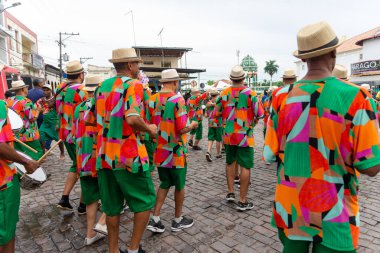 Maragogipe, Bahia, Brezilya - 11 Şubat 2024: Bahia 'daki Maragogipe kentindeki karnaval sırasında karakterli bir grup erkek müzik enstrümanı çalarken görülüyor.