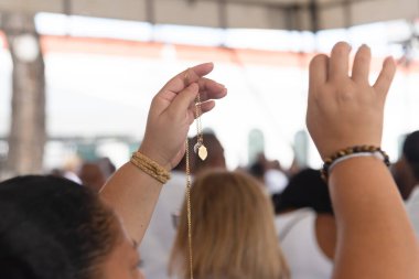Salvador, Bahia, Brezilya - 29 Aralık 2023: Katolik inananlar, Bahia 'nın Salvador kentindeki Sinyor do Bonfim kilisesinde düzenlenen törene katıldı..
