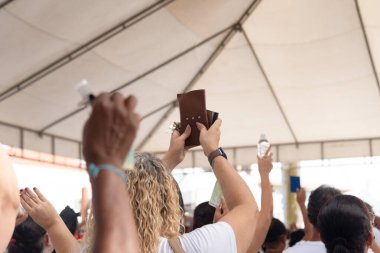 Salvador, Bahia, Brezilya - 29 Aralık 2023: Katolik inananlar, Bahia 'nın Salvador kentindeki Senhor do Bonfim kilisesinde ayin sırasında görüldüler..