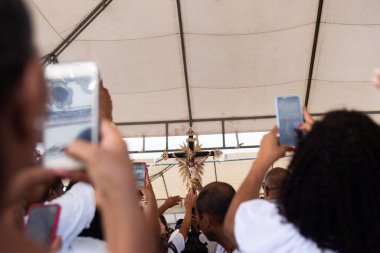 Salvador, Bahia, Brezilya - 29 Aralık 2023: Katolik inananlar, Bahia 'nın Salvador kentindeki Senhor do Bonfim kilisesinde ayin sırasında görüldüler..