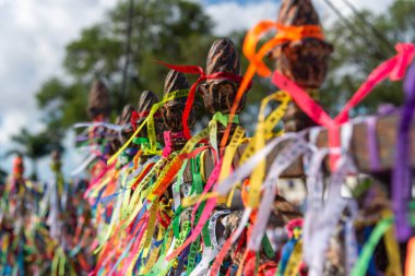 Salvador, Bahia, Brezilya - 29 Aralık 2023: Senhor do Bonfim kilisesindeki hatıra kurdeleleriyle kaplı demir çitlerin manzarası. Bahia, Salvador şehri..