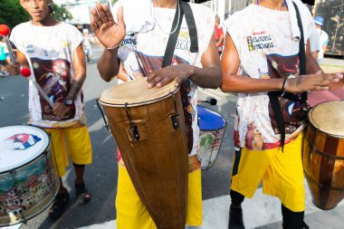 Salvador, Bahia, Brezilya - 3 Şubat 2024: Perküsyon müzik grubu Fuzue, Bahia 'nın Salvador kentindeki karnaval öncesi gösterilerde görüldü.