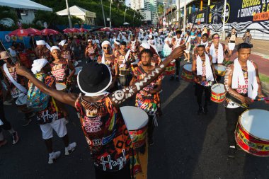 Salvador, Bahia, Brezilya - 3 Şubat 2024: Fuzue, Bahia kentindeki karnaval öncesi Fuzue sırasında müzisyenler perküsyon enstrümanları çalarken görüldü.