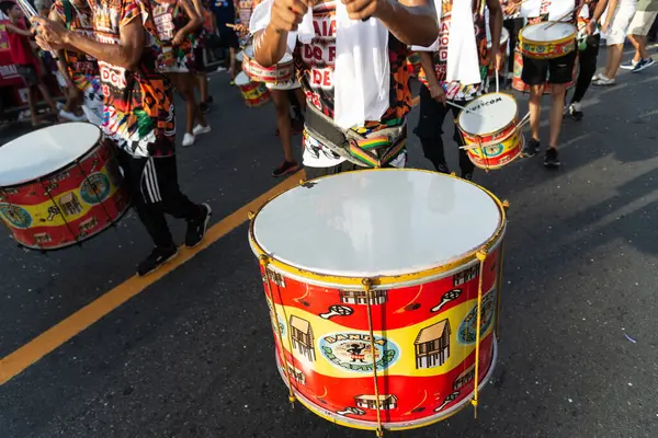 Salvador, Bahia, Brezilya - 3 Şubat 2024: Perküsyon müzik grubu Fuzue, Bahia 'nın Salvador kentindeki karnaval öncesi gösterilerde görüldü.