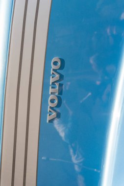 Salvador, Bahia, Brezilya - 02 Aralık 2023: Salvador, Bahia 'daki klasik araba sergisinde bir Volvo logosunun ayrıntıları.
