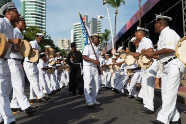 Salvador, Bahia, Brezilya - 3 Şubat 2024: Kültür grubu Fragata Brasileira, Bahia 'nın Salvador kentinde karnaval öncesi Fuzue sırasında geçit töreni yaparken görülüyor.