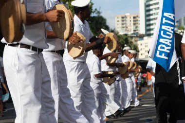 Salvador, Bahia, Brezilya - 3 Şubat 2024: Kültür grubu Fragata Brasileira, Bahia 'nın Salvador kentinde karnaval öncesi Fuzue sırasında geçit töreni yaparken görülüyor.