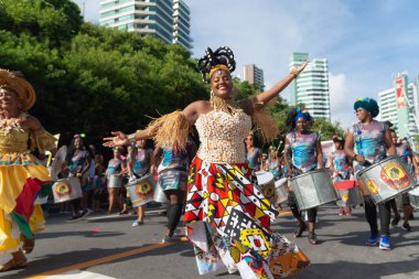 Salvador, Bahia, Brezilya - 3 Şubat 2024: Geleneksel kültür grubu, Bahia 'nın Salvador kentindeki Fuzue karnaval öncesi geçit töreninde sahne alırken görülüyor.