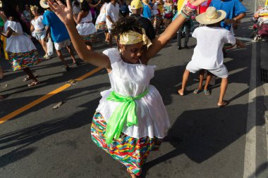 Salvador, Bahia, Brezilya - 3 Şubat 2024: Bahia 'lı kültür grubu, Bahia' nın Salvador kentindeki karnaval öncesi Fuzue sırasında geçit töreni yaparken görülüyor.