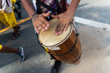 Salvador, Bahia, Brezilya - 3 Şubat 2024: Fuzue, Bahia kentindeki karnaval öncesi Fuzue 'da bir perküsyon grubunun üyeleri çalarken görülüyor.