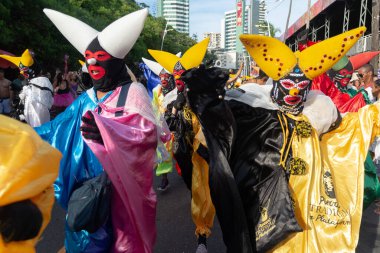 Salvador, Bahia, Brezilya - 3 Şubat 2024: İnsanlar Fuzue, Bahia 'nın Salvador kentinde karnaval öncesi gösteriler yaparken görülüyor.