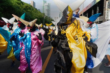 Salvador, Bahia, Brezilya - 3 Şubat 2024: Kültür gruplarının üyeleri, Bahia 'nın Salvador kentindeki karnaval öncesi Fuzue' de gösteri yaparken görülüyor..