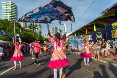 Salvador, Bahia, Brezilya - 3 Şubat 2024: Bahia 'daki devlet okulu öğrencileri Fuzue, Salvador kentinde karnaval öncesi geçit töreni yaparken görüldü.