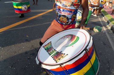 Salvador, Bahia, Brezilya - 3 Şubat 2024: Perküsyon müzik grubu Fuzue, Bahia 'nın Salvador kentindeki karnaval öncesi gösterilerde görüldü.