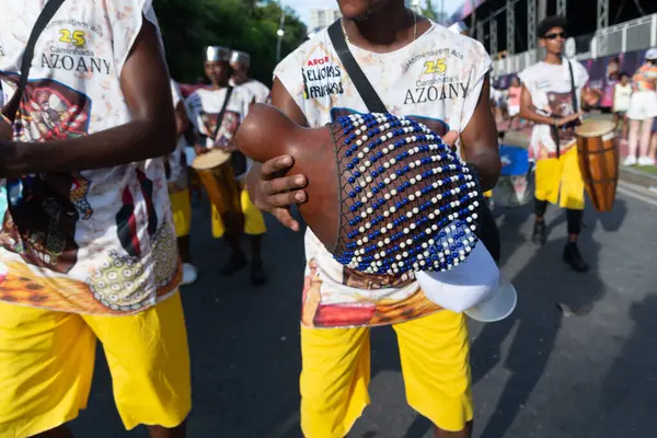 Salvador, Bahia, Brezilya - 3 Şubat 2024: Fuzue, Bahia kentindeki karnaval öncesi Fuzue 'da bir perküsyon grubunun üyeleri çalarken görülüyor.