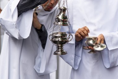 Salvador, Bahia, Brezilya - 14 Nisan 2019: Katolik papaz adayları, Bahia 'nın Salvador kentindeki Palm Sunday geçit törenine tütsüyle katılıyorlar..