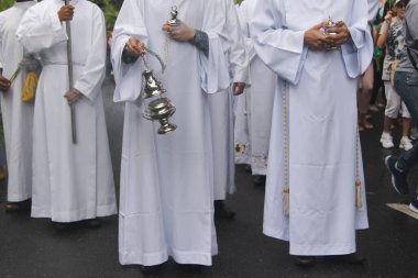 Salvador, Bahia, Brezilya - 14 Nisan 2019: Katolik papaz adayları, Bahia 'nın Salvador kentindeki Palm Sunday geçit törenine tütsüyle katılıyorlar..