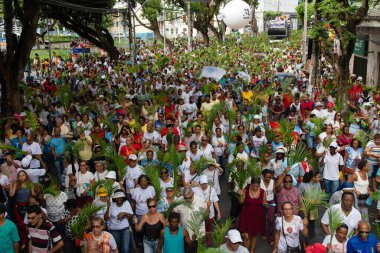 Salvador, Bahia, Brezilya - 14 Nisan 2019: Bahia 'nın Salvador kentindeki Palm Sunday geçit törenine katılan Katolikler görülüyor.