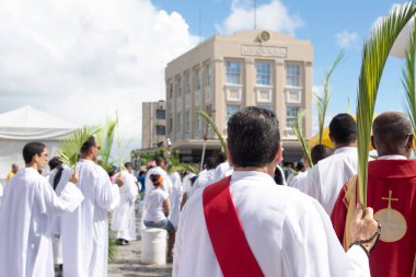 Salvador, Bahia, Brezilya - 14 Nisan 2019: Katolikler Bahia 'nın Salvador kentindeki Palm Sunday geçit törenine katılırken görüldü.