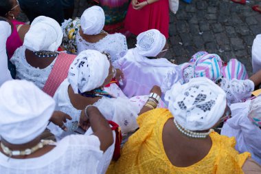 Cachoeira, Bahia, Brezilya - 15 Ağustos 2015: Candomble üyeleri Bahia 'nın Cachoeira kentindeki bir merdivende otururken görüldü.